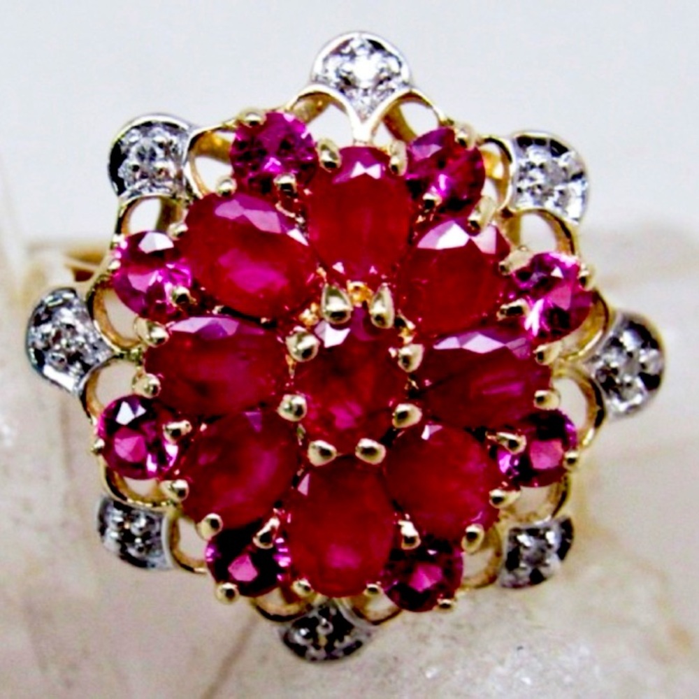 ✨Vintage✨ 14K Gold Ruby Diamond Cluster Ring